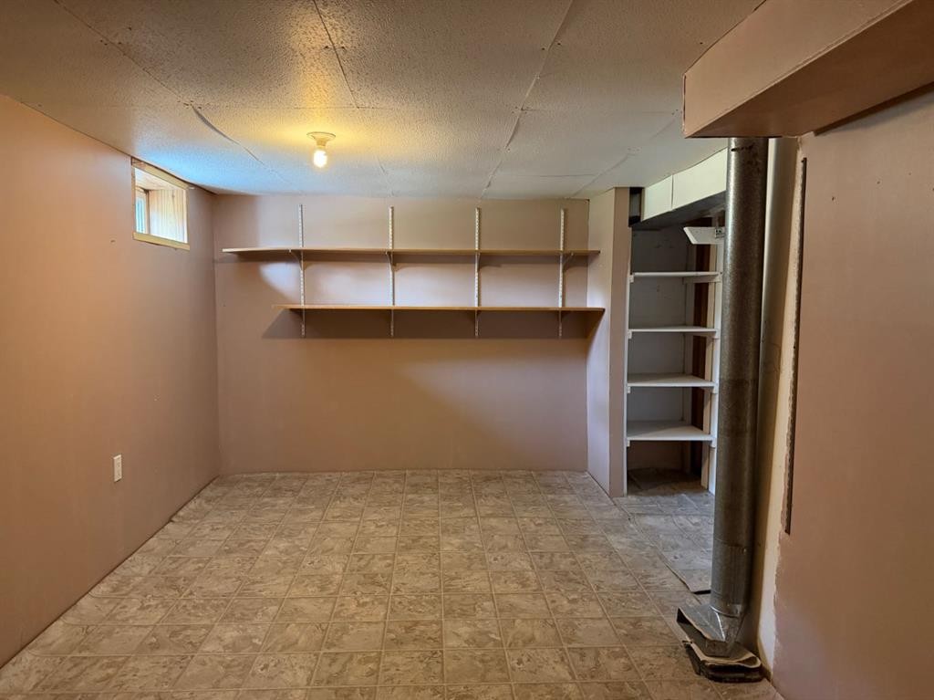 510 Bruce Avenue, Carbon, AB - Indoor