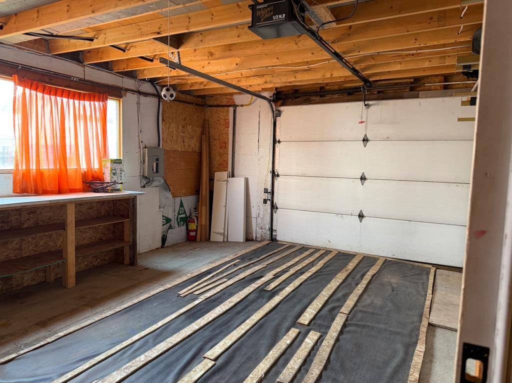 510 Bruce Avenue, Carbon, AB - Indoor Photo Showing Garage
