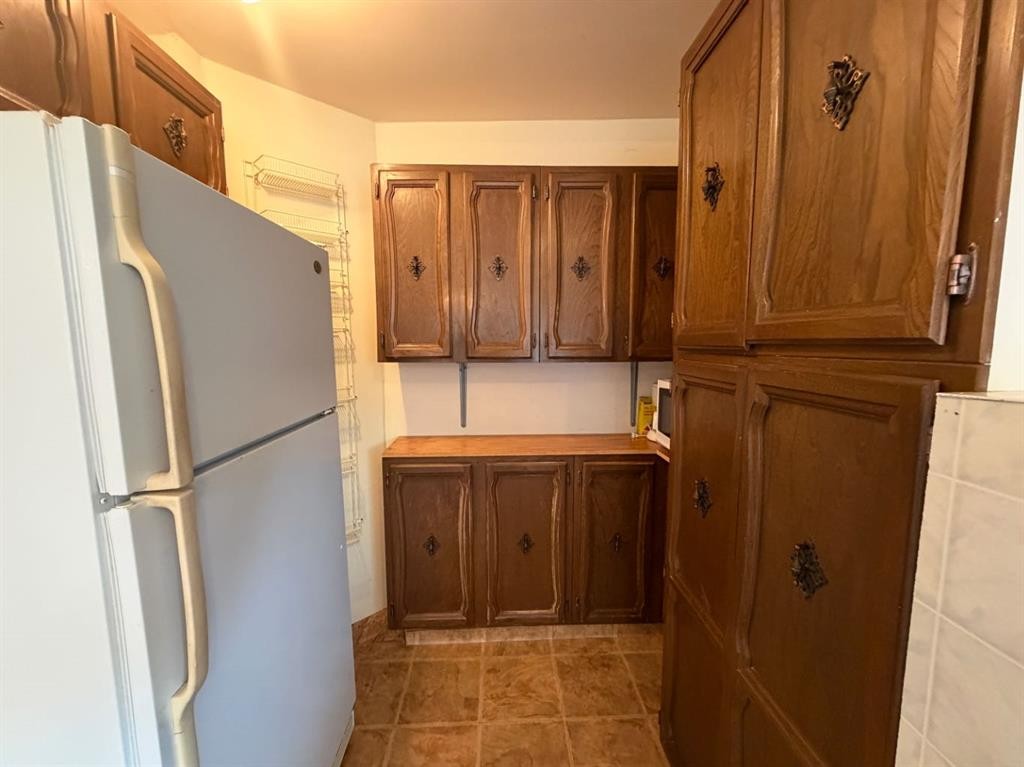 510 Bruce Avenue, Carbon, AB - Indoor