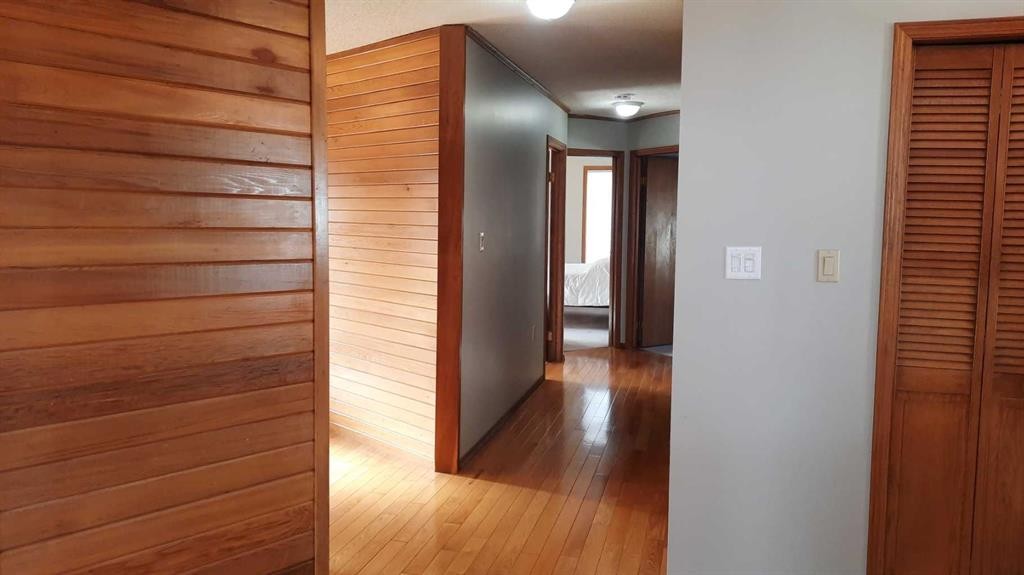241 4 Street, Drumheller, AB - Indoor Photo Showing Other Room