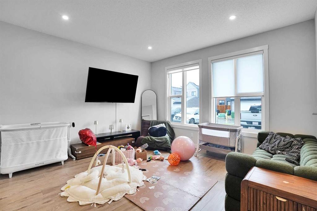 44 Seton Villas Se, Calgary, AB - Indoor Photo Showing Living Room