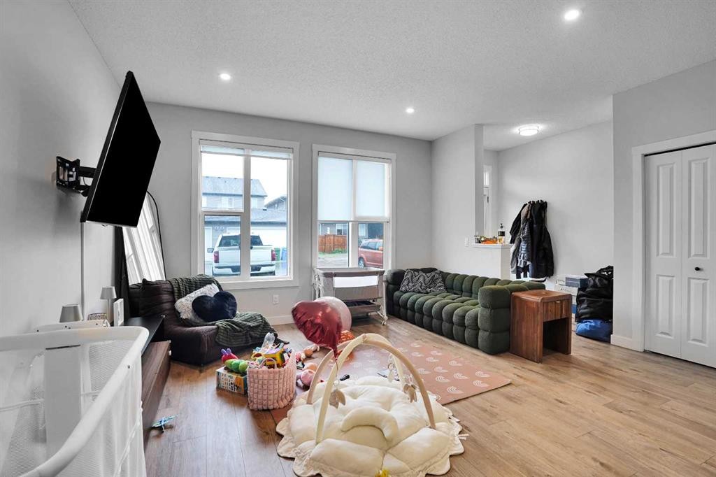 44 Seton Villas Se, Calgary, AB - Indoor Photo Showing Living Room