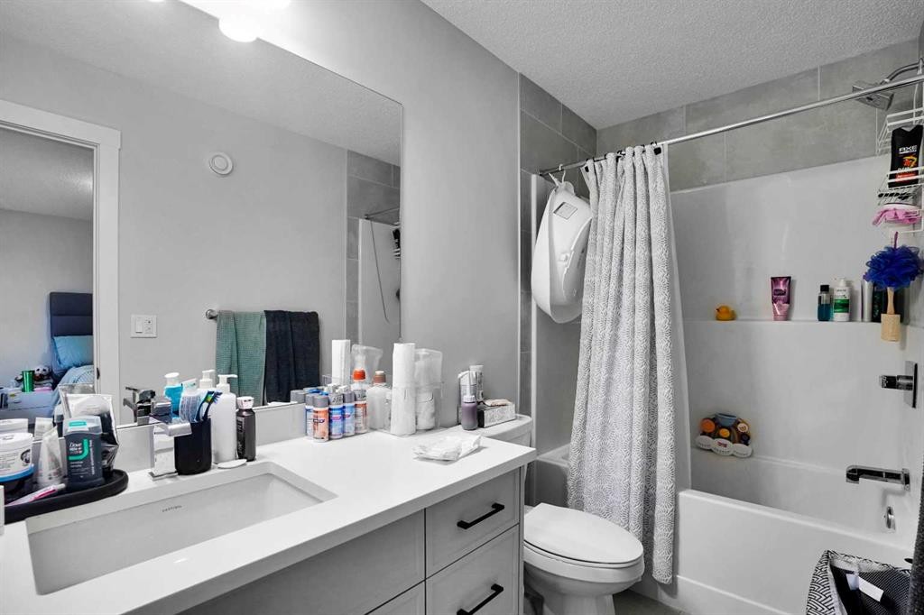 44 Seton Villas Se, Calgary, AB - Indoor Photo Showing Bathroom