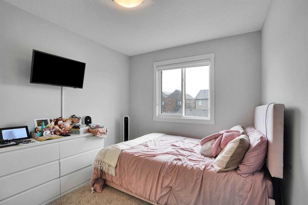 44 Seton Villas Se, Calgary, AB - Indoor Photo Showing Bedroom