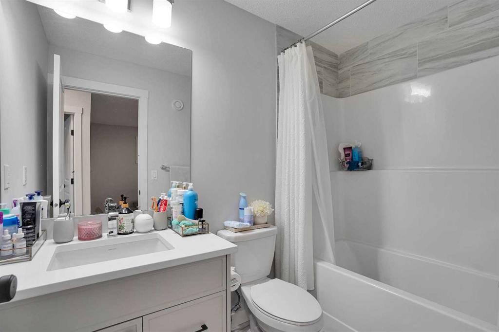 44 Seton Villas Se, Calgary, AB - Indoor Photo Showing Bathroom