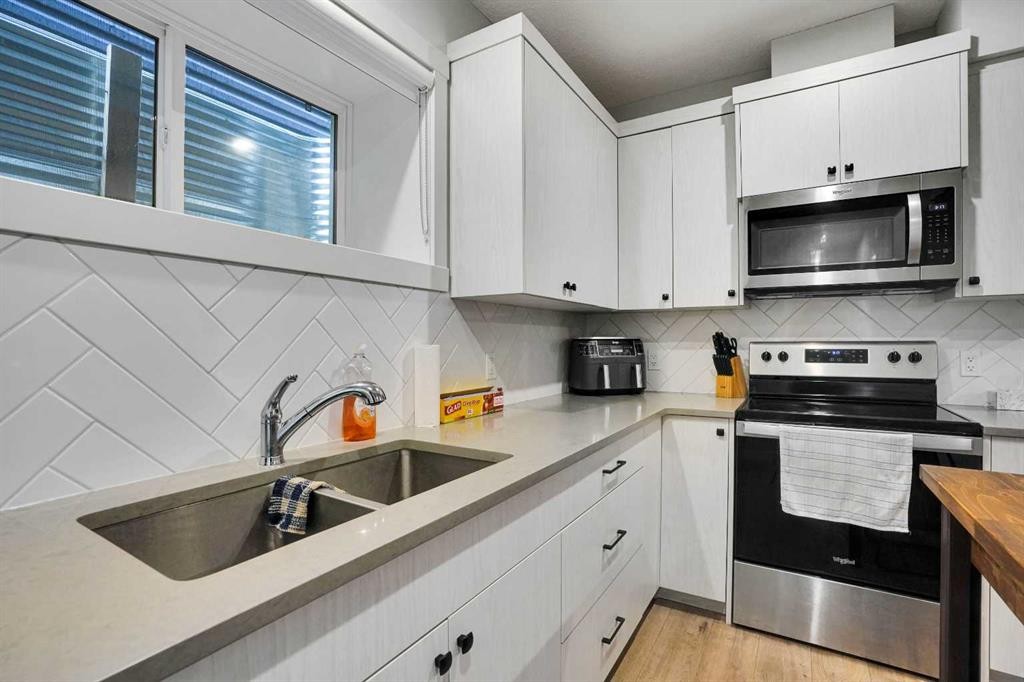 44 Seton Villas Se, Calgary, AB - Indoor Photo Showing Kitchen With Double Sink