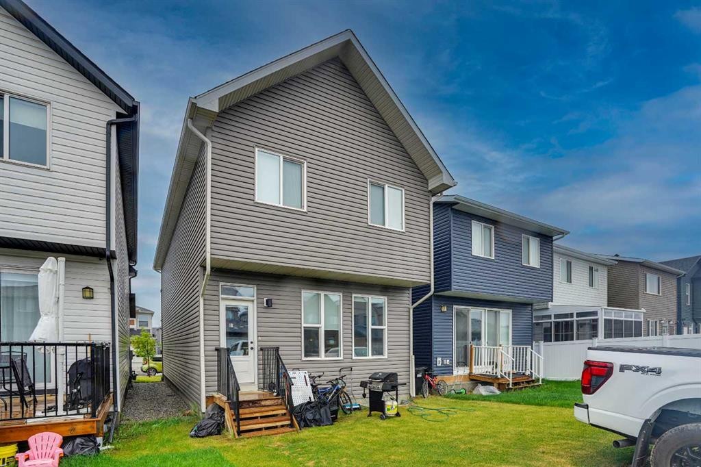 44 Seton Villas Se, Calgary, AB - Outdoor