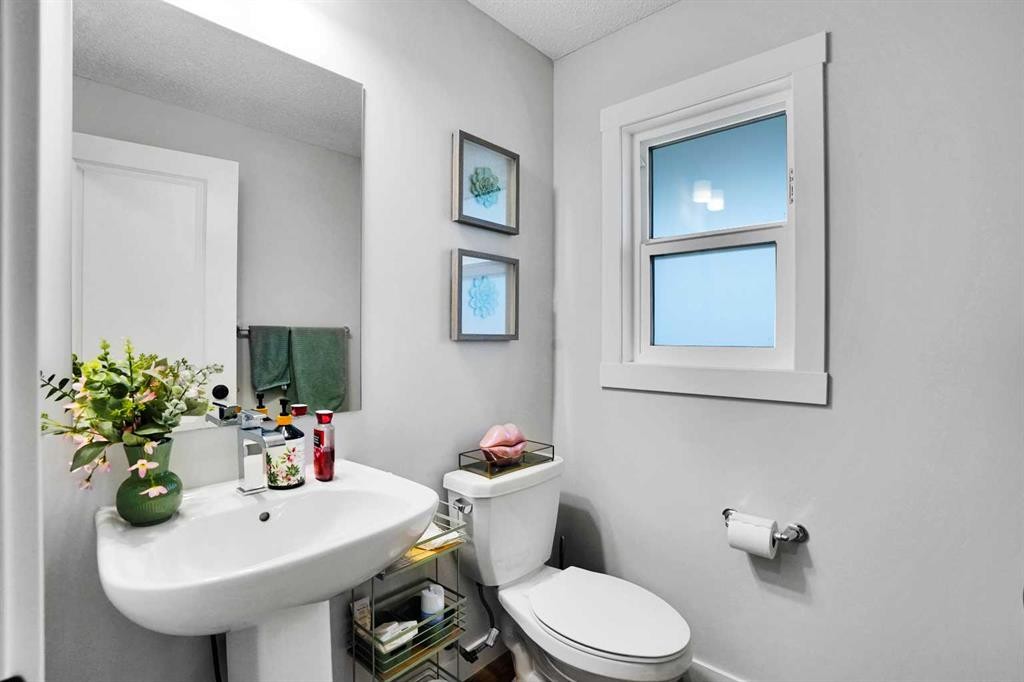 44 Seton Villas Se, Calgary, AB - Indoor Photo Showing Bathroom
