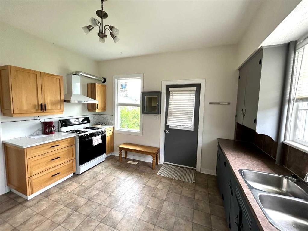 517 Iris Street, Rosemary, AB