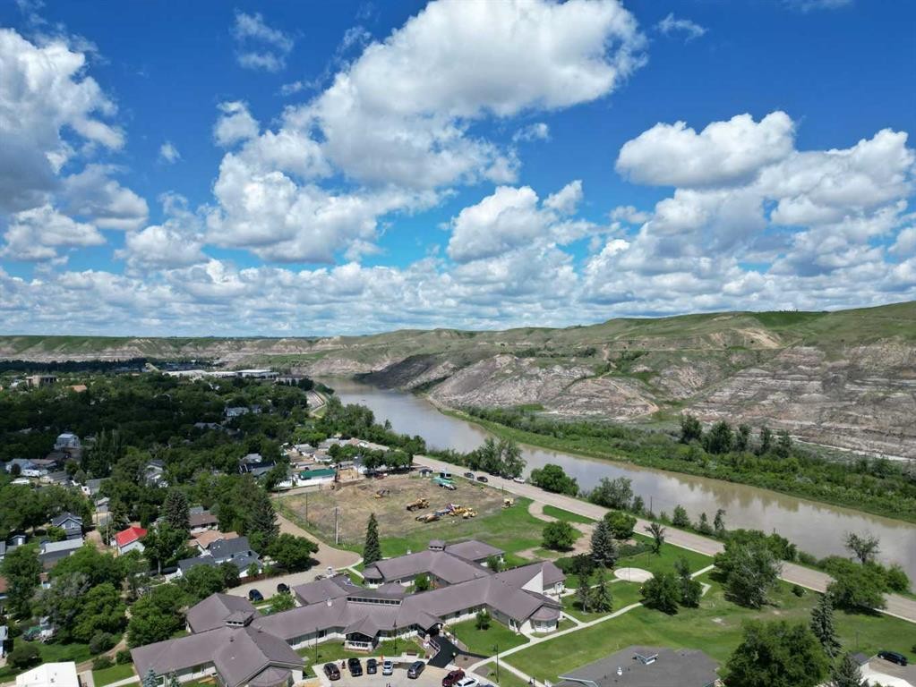 415 8 Street East, Drumheller, AB