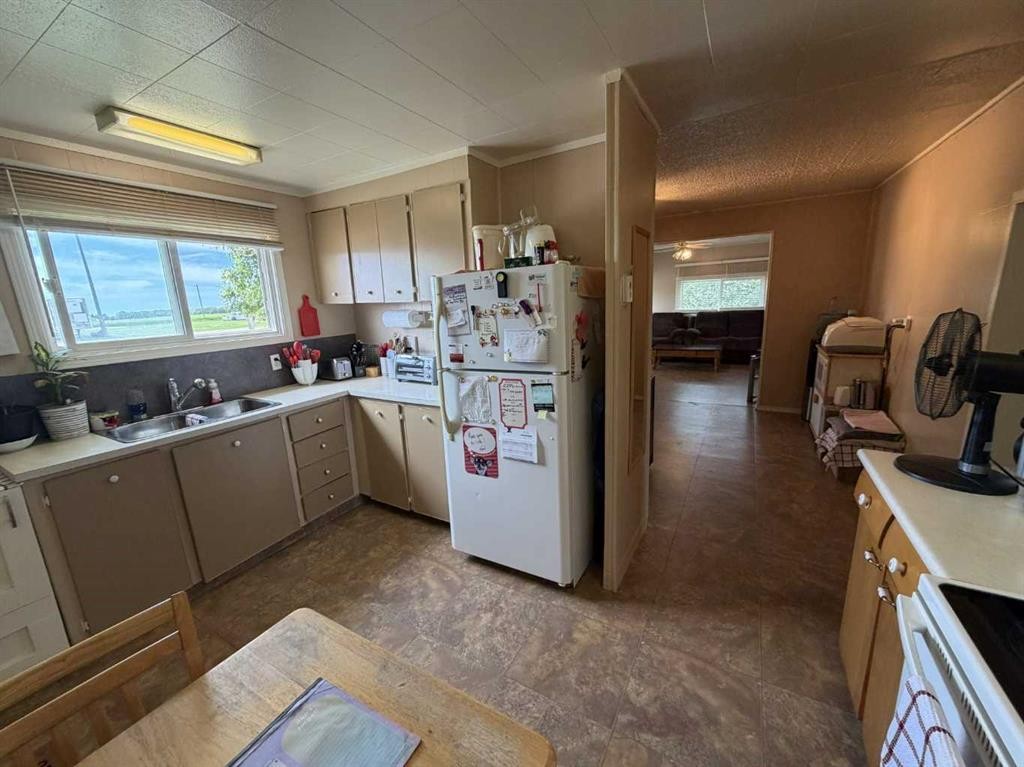 830 1 Avenue, Vauxhall, AB