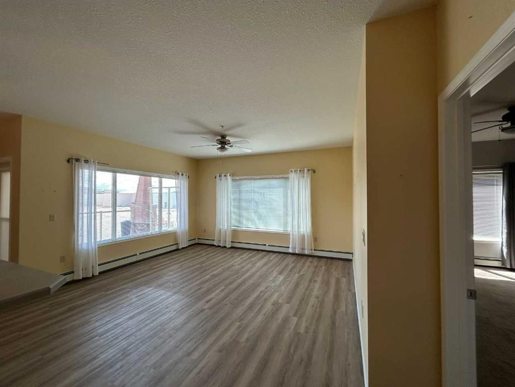 201-4403 67A Avenue, Olds, AB