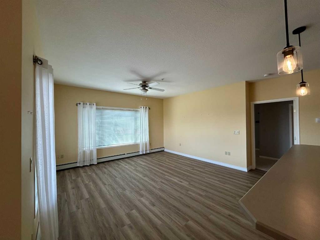 201-4403 67A Avenue, Olds, AB