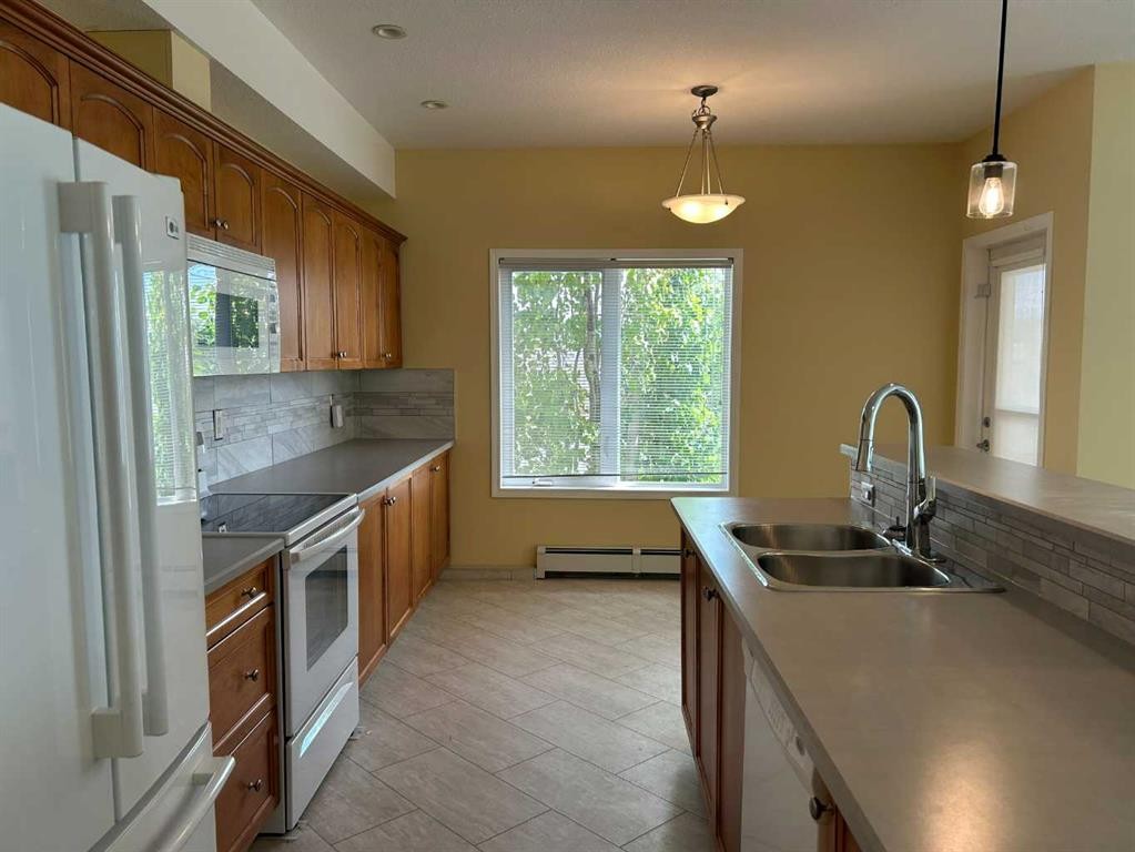 201-4403 67A Avenue, Olds, AB