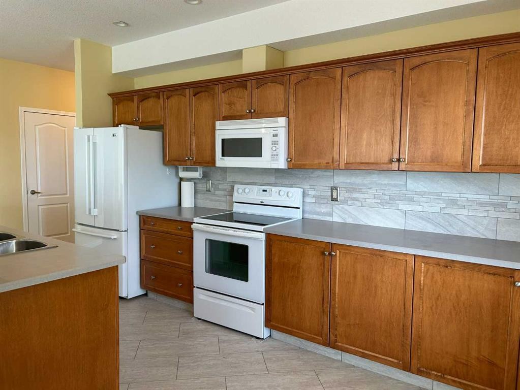 201-4403 67A Avenue, Olds, AB
