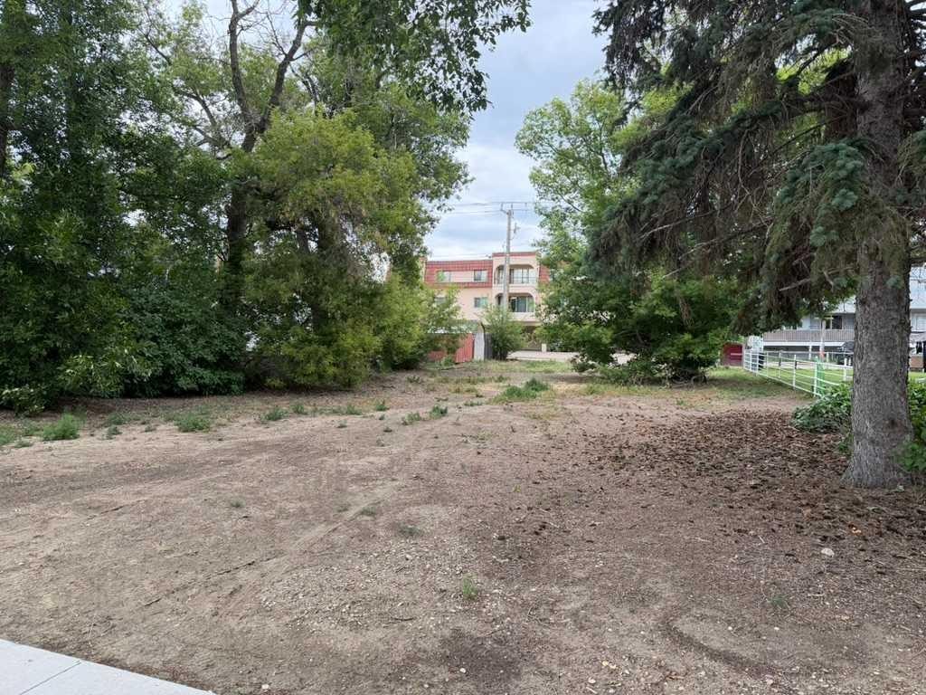 240 2 Street East, Brooks, AB