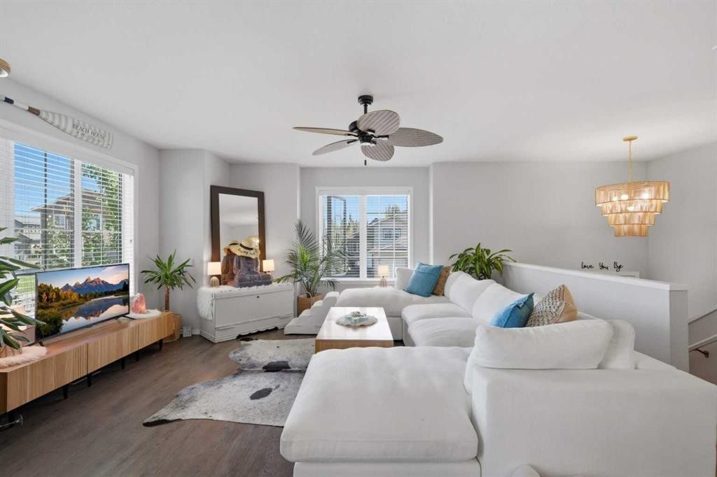 4 Golden Crescent, Red Deer, AB - Indoor Photo Showing Living Room