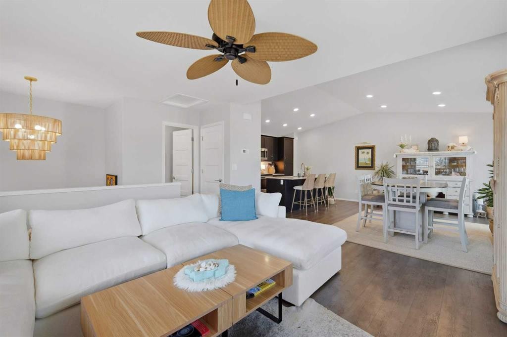 4 Golden Crescent, Red Deer, AB - Indoor Photo Showing Living Room