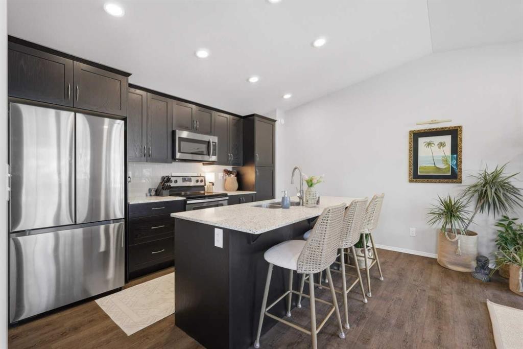 4 Golden Crescent, Red Deer, AB - Indoor Photo Showing Kitchen With Stainless Steel Kitchen With Upgraded Kitchen
