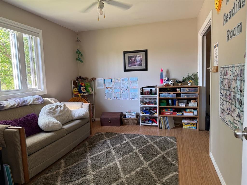 422 15 Street E, Drumheller, AB - Indoor Photo Showing Other Room