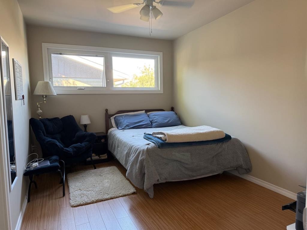 422 15 Street E, Drumheller, AB - Indoor Photo Showing Bedroom