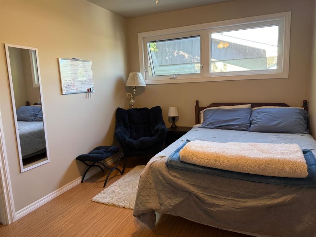 422 15 Street E, Drumheller, AB - Indoor Photo Showing Bedroom
