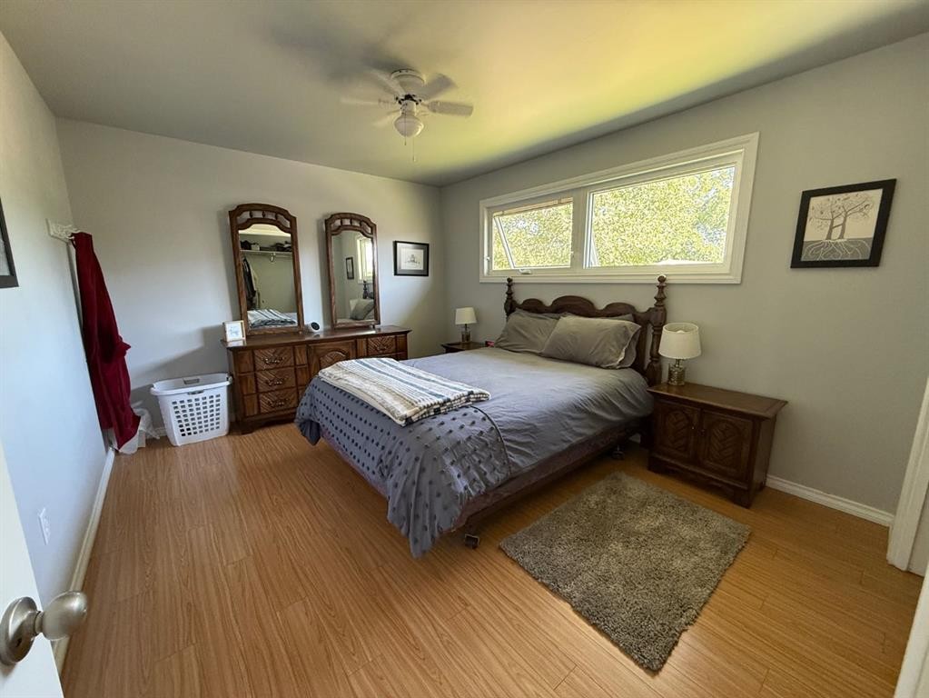 422 15 Street E, Drumheller, AB - Indoor Photo Showing Bedroom