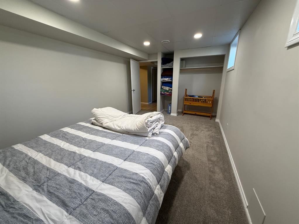422 15 Street E, Drumheller, AB - Indoor Photo Showing Bedroom