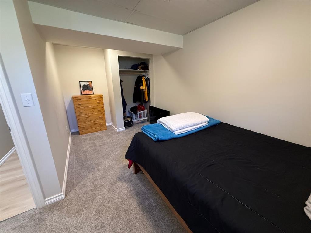 422 15 Street E, Drumheller, AB - Indoor Photo Showing Bedroom