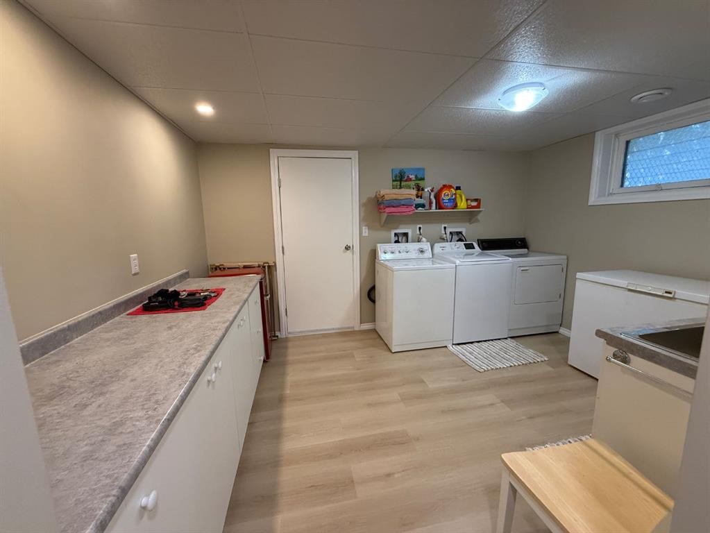 422 15 Street E, Drumheller, AB - Indoor Photo Showing Laundry Room