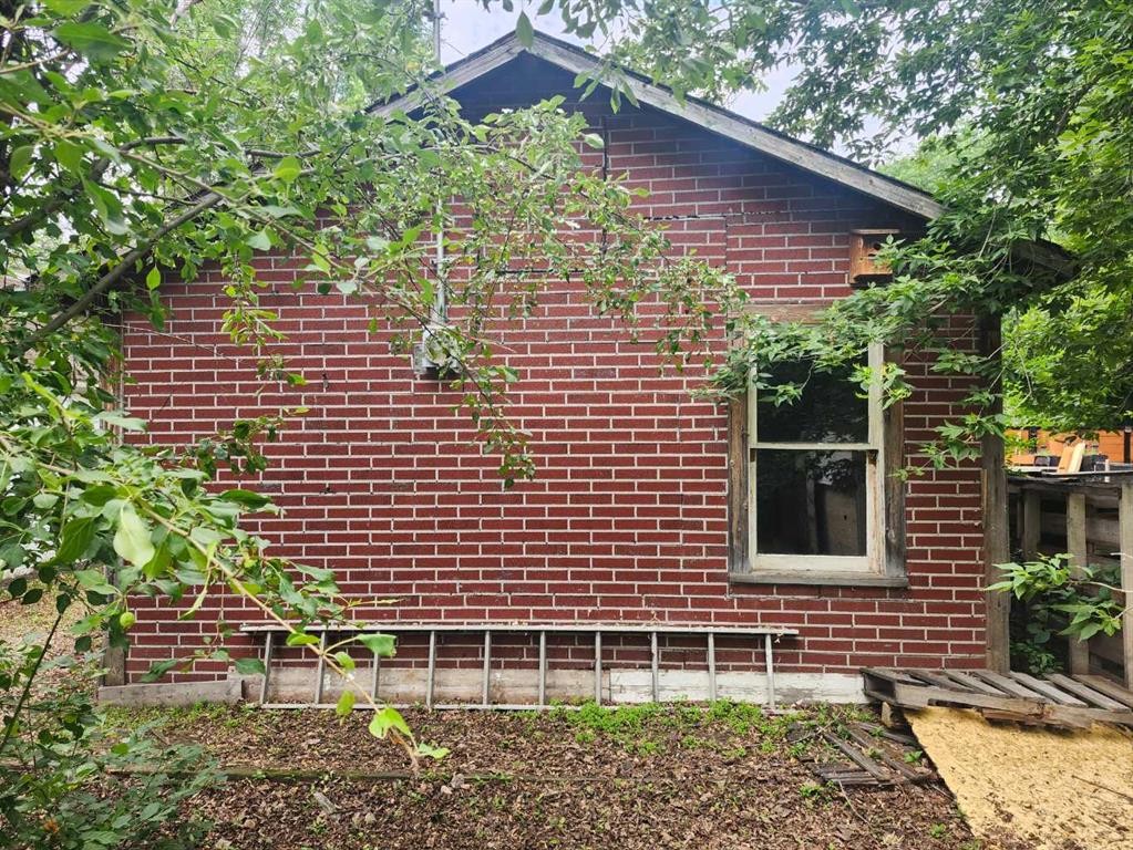 244 2 Avenue, Drumheller, AB - Outdoor