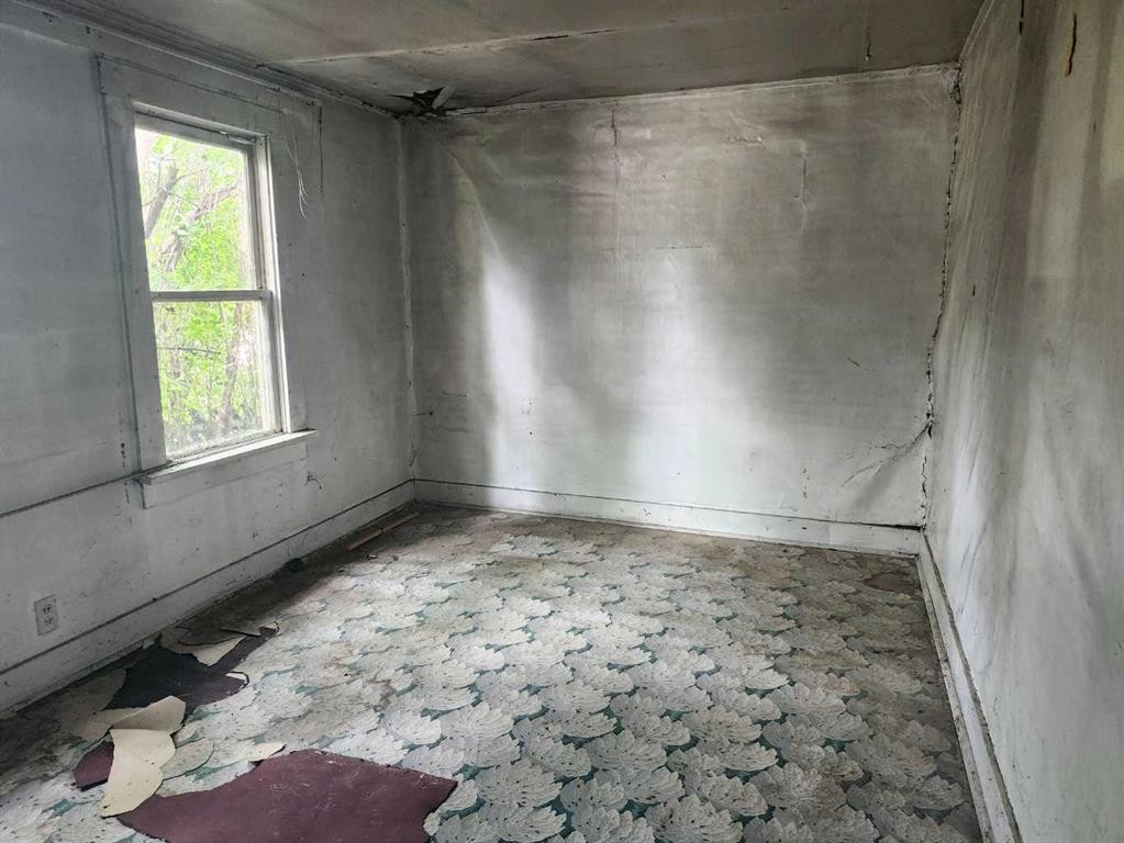 244 2 Avenue, Drumheller, AB - Indoor Photo Showing Other Room