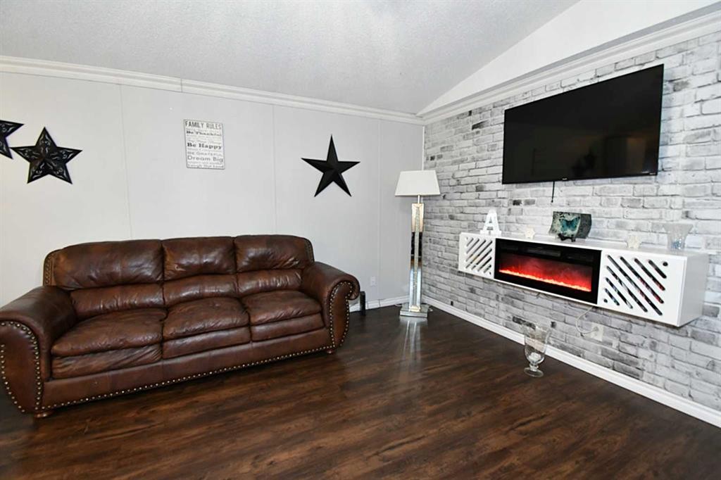53 Maple Drive West, Brooks, AB
