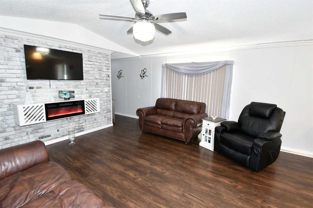 53 Maple Drive West, Brooks, AB