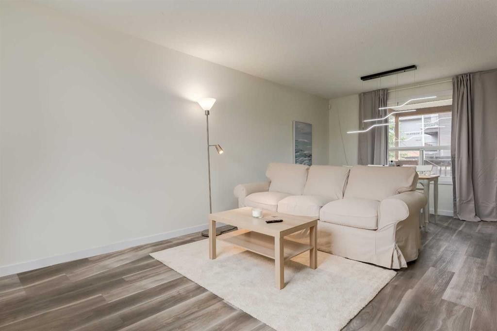 4627 73 Street Nw, Calgary, AB - Indoor Photo Showing Living Room