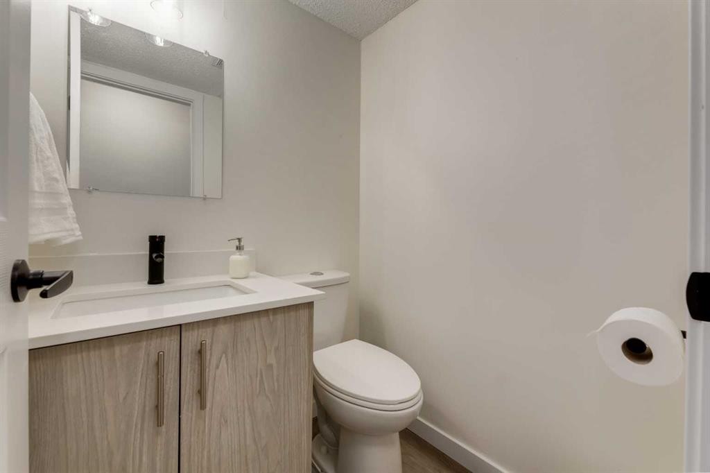 4627 73 Street Nw, Calgary, AB - Indoor Photo Showing Bathroom