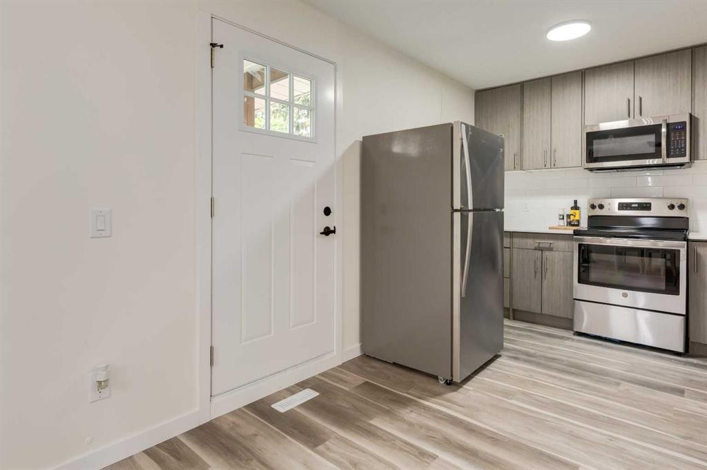 4627 73 Street Nw, Calgary, AB - Indoor Photo Showing Kitchen
