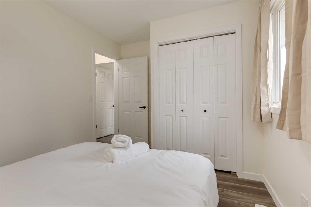 4627 73 Street Nw, Calgary, AB - Indoor Photo Showing Bedroom