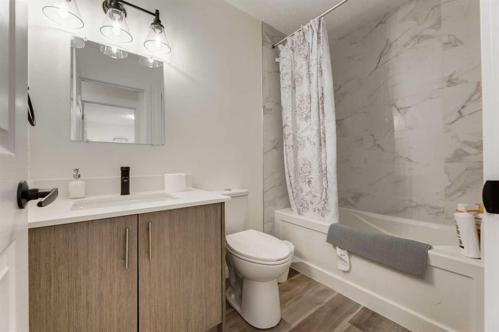 4627 73 Street Nw, Calgary, AB - Indoor Photo Showing Bathroom
