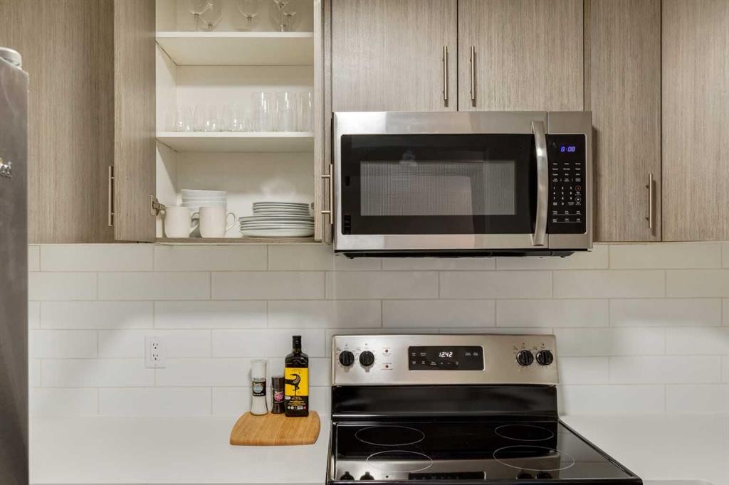 4627 73 Street Nw, Calgary, AB - Indoor Photo Showing Kitchen