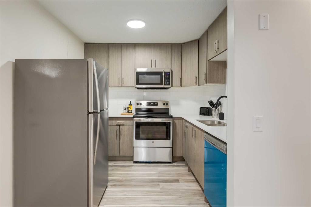 4627 73 Street Nw, Calgary, AB - Indoor Photo Showing Kitchen
