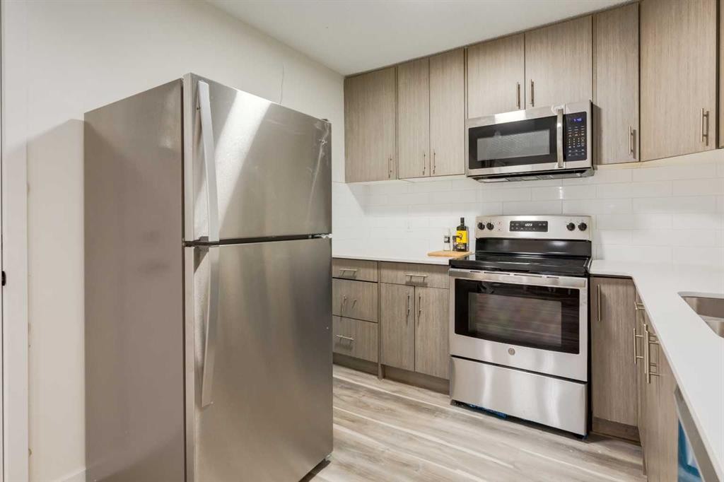 4627 73 Street Nw, Calgary, AB - Indoor Photo Showing Kitchen With Double Sink With Upgraded Kitchen