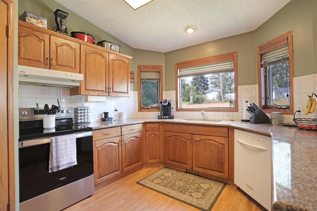 35 Parkland Close East, Brooks, AB - Indoor Photo Showing Kitchen