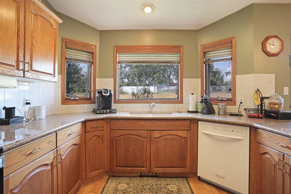 35 Parkland Close East, Brooks, AB - Indoor Photo Showing Kitchen