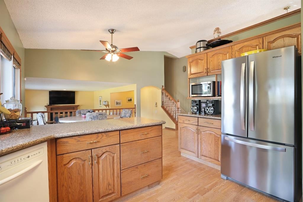 35 Parkland Close East, Brooks, AB - Indoor Photo Showing Kitchen