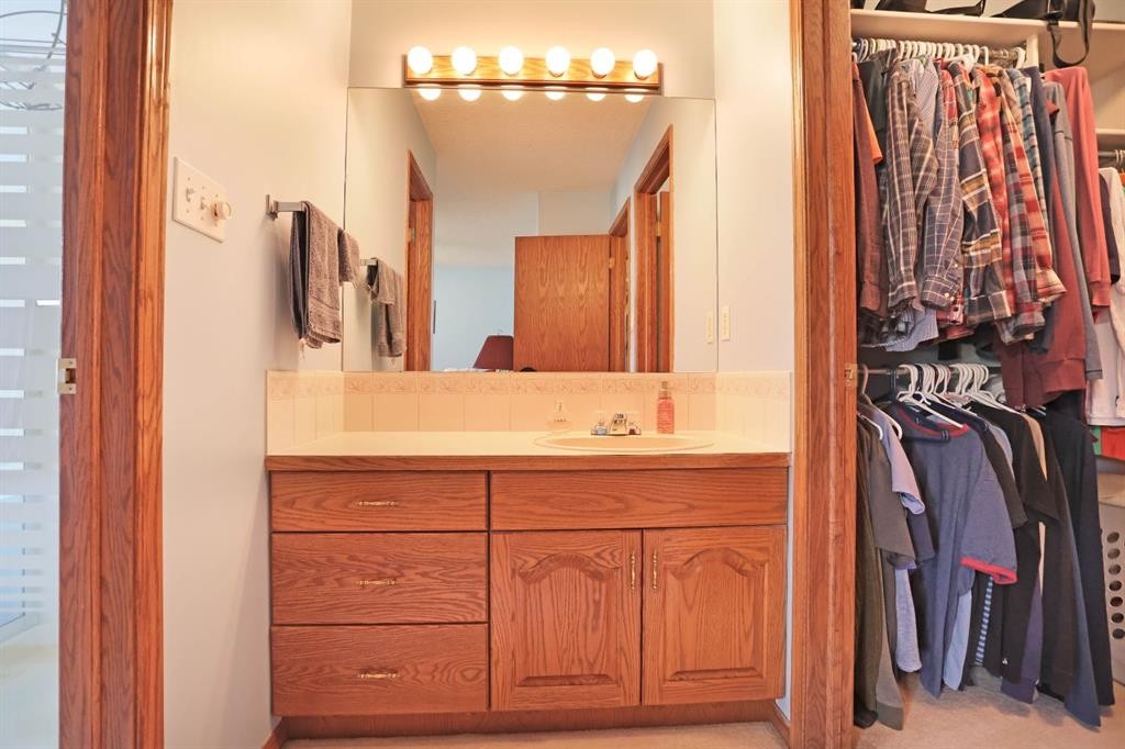 35 Parkland Close East, Brooks, AB - Indoor Photo Showing Bathroom