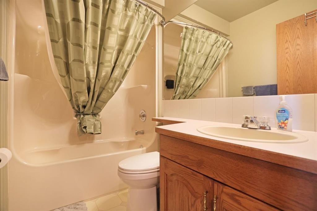 35 Parkland Close East, Brooks, AB - Indoor Photo Showing Bathroom