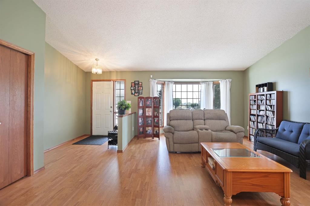 35 Parkland Close East, Brooks, AB - Indoor Photo Showing Living Room