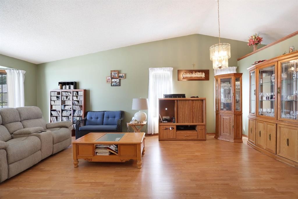 35 Parkland Close East, Brooks, AB - Indoor Photo Showing Living Room