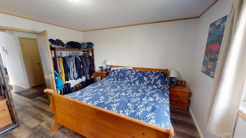92 Railway Avenue, Rosemary, AB - Indoor Photo Showing Bedroom